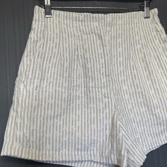 En Saison Riley High-Waisted Cream Stripe Short Embroidered Pinstripe Size Small - Picture 6 of 13